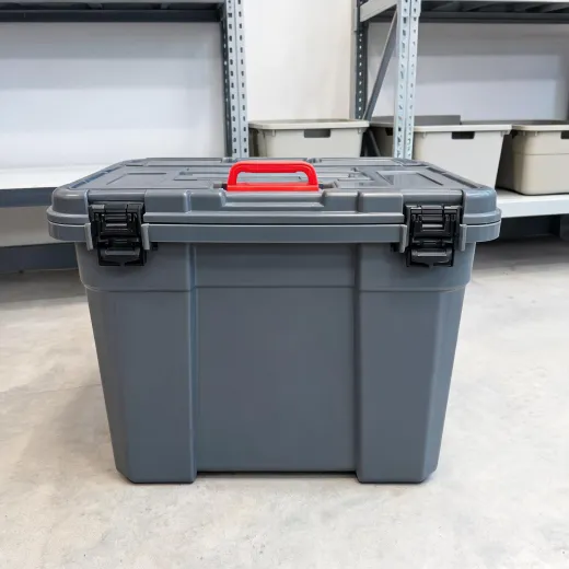 Garage tote with latch lid